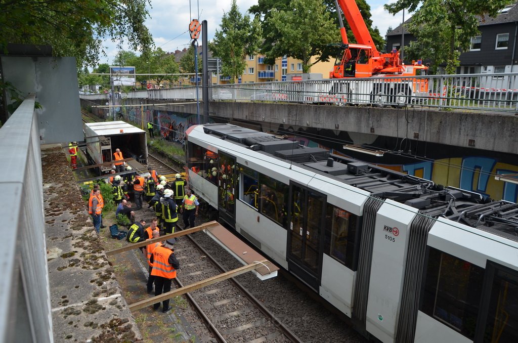 Unfall zwischen zwei KVB Bahnen Koeln Hoehenhaus Im Weidenbruch P279.JPG